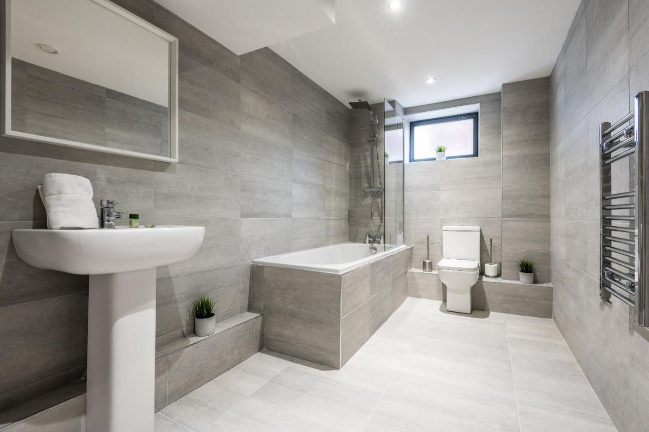 Host Apartments - Contemporary 3 Bed Apt With Balcony - Perfect For Long Stays Liverpool Esterno foto